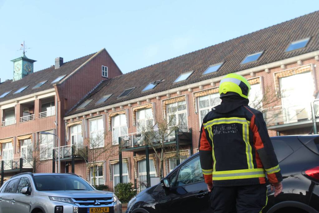 Dakpannen en zonwering waaien van dak woning af
