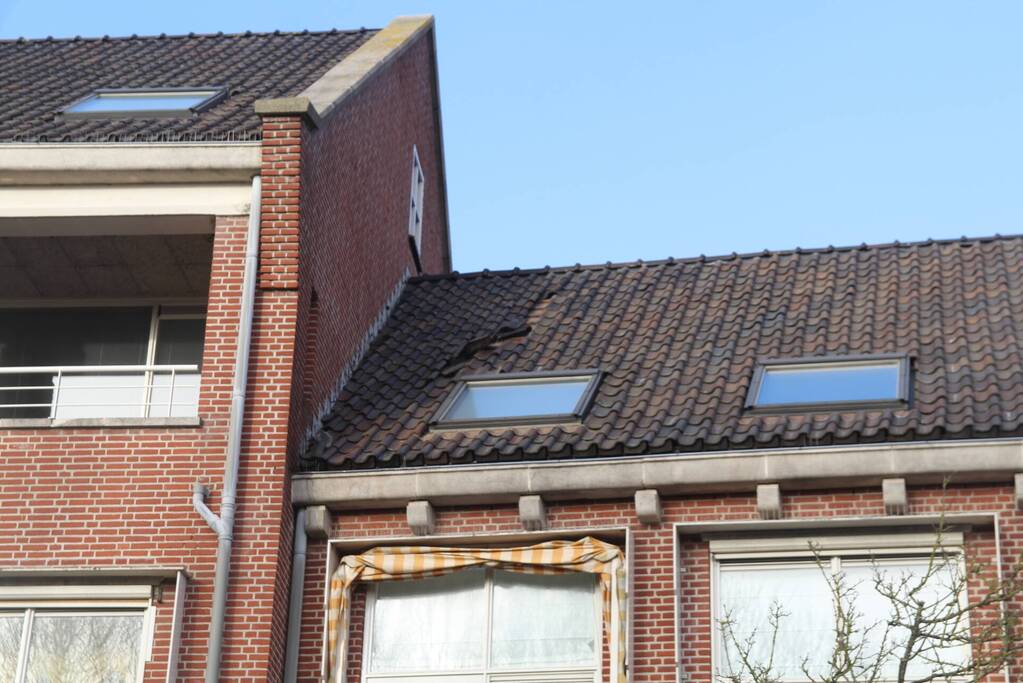 Dakpannen en zonwering waaien van dak woning af