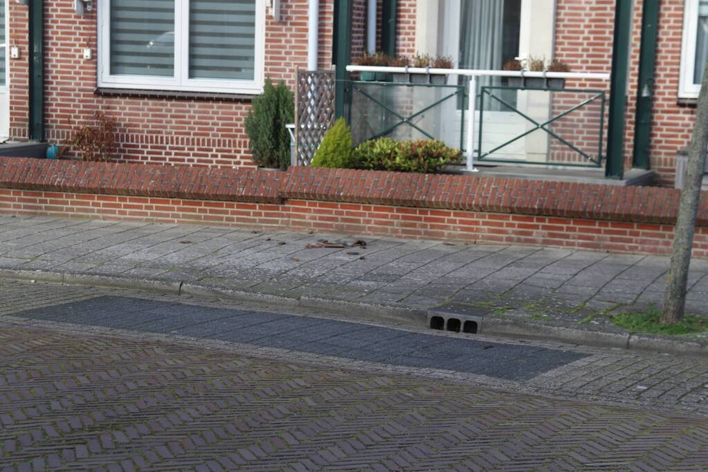 Dakpannen en zonwering waaien van dak woning af