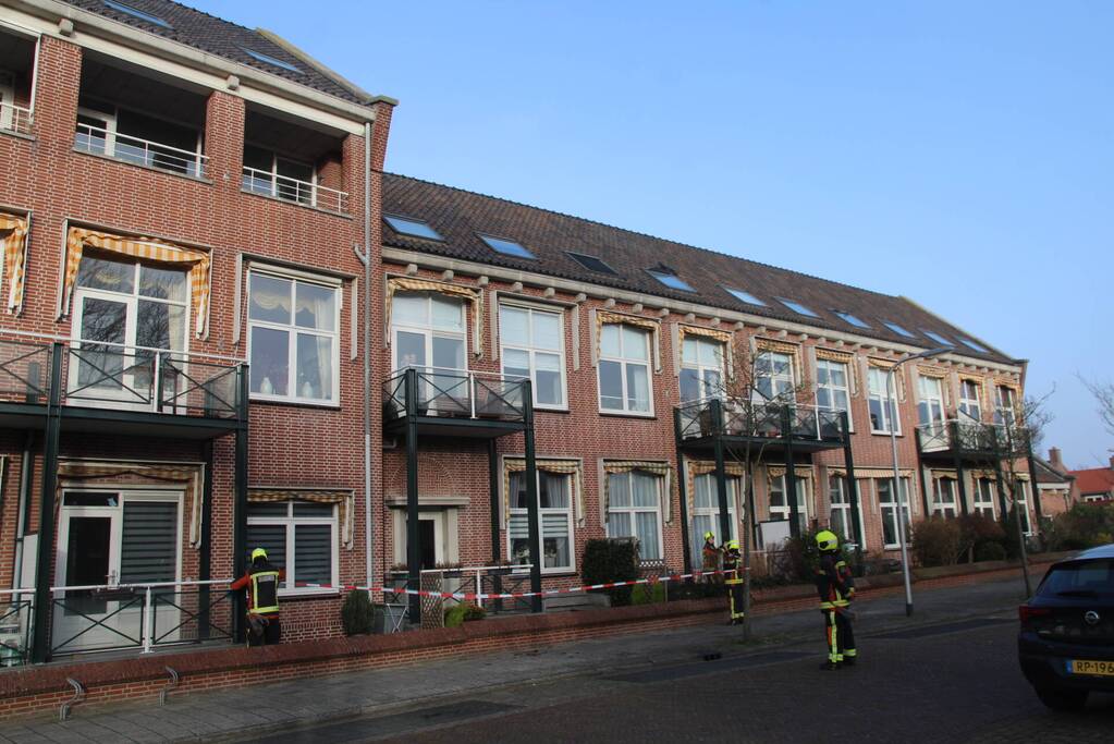 Dakpannen en zonwering waaien van dak woning af