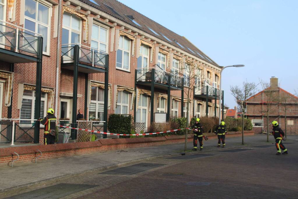 Dakpannen en zonwering waaien van dak woning af