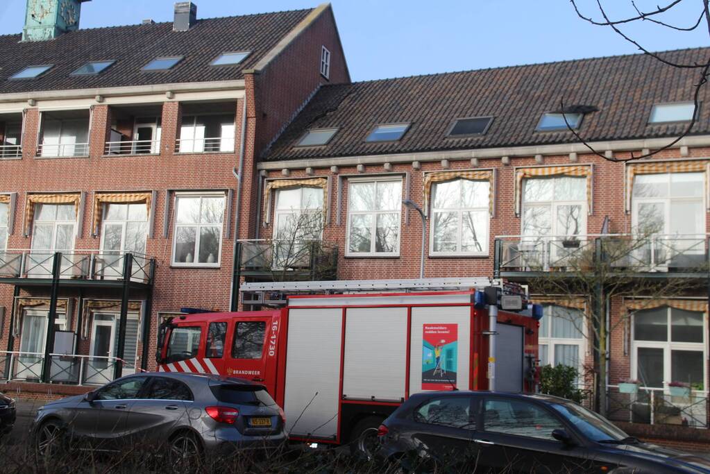 Dakpannen en zonwering waaien van dak woning af