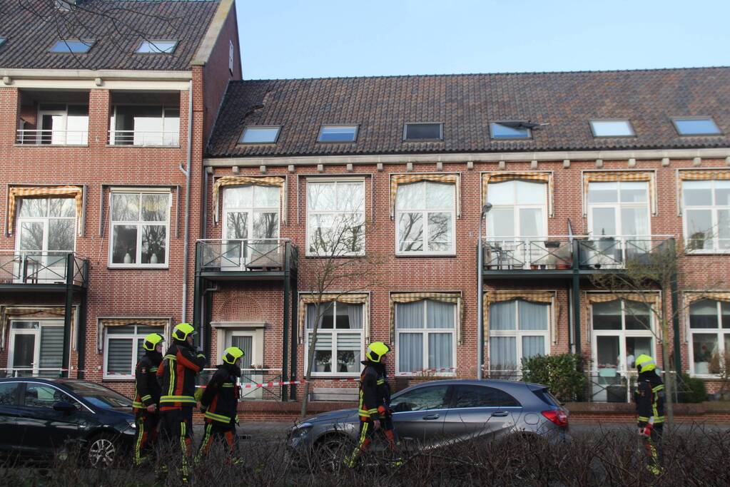Dakpannen en zonwering waaien van dak woning af