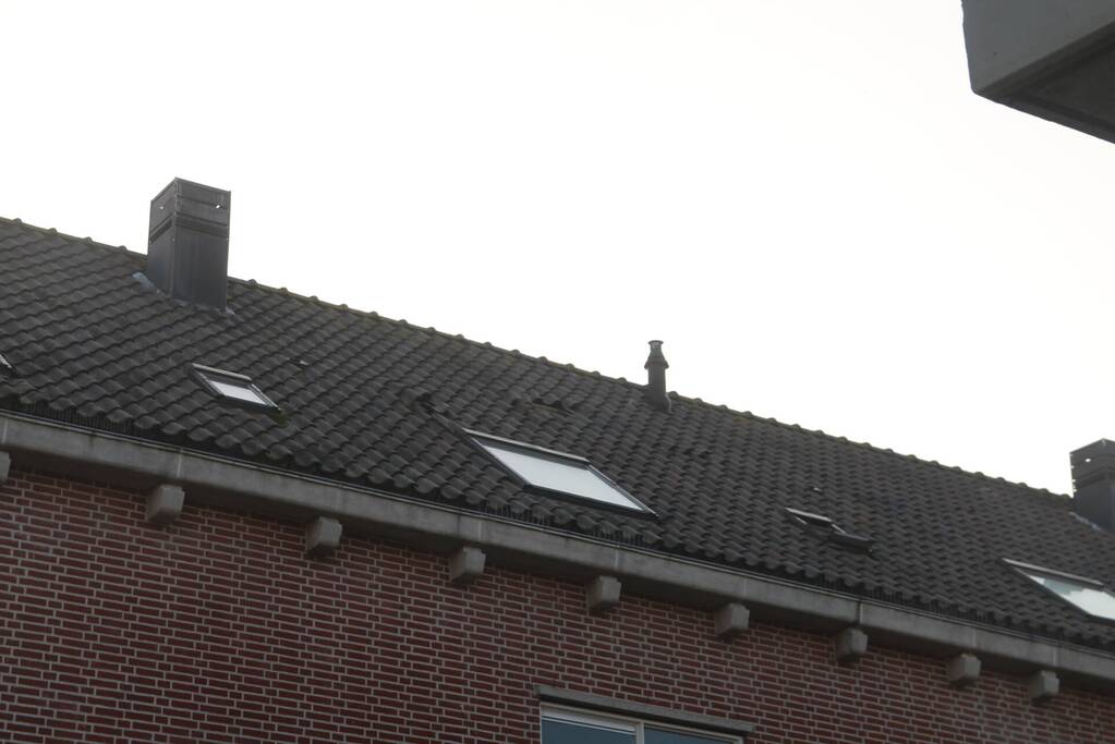 Dakpannen en zonwering waaien van dak woning af