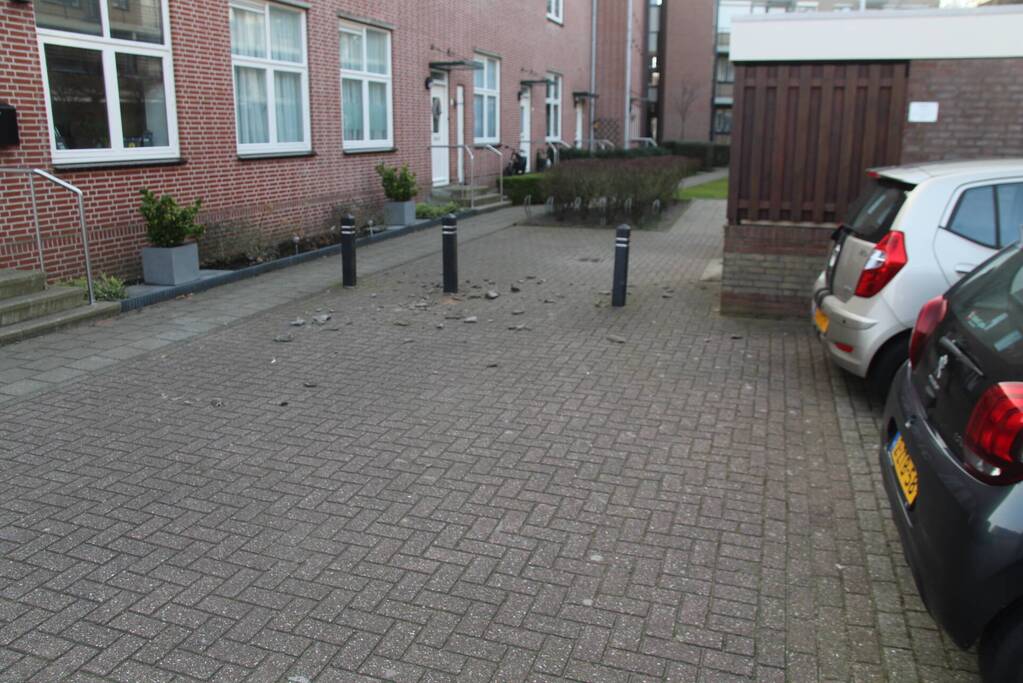 Dakpannen en zonwering waaien van dak woning af