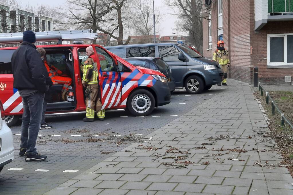 Boom waait tegen flat