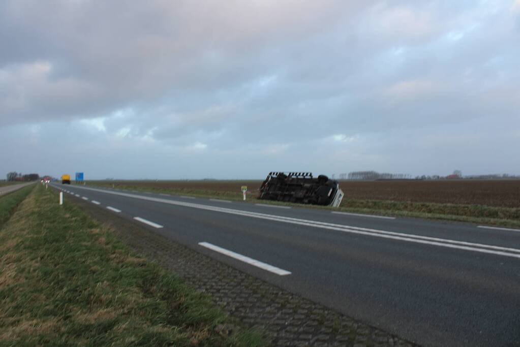 Bestelbus belandt in sloot door wind
