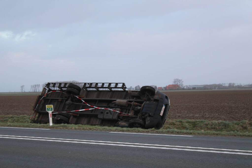 Bestelbus belandt in sloot door wind