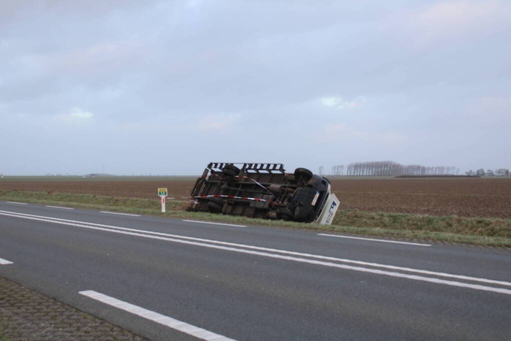 Bestelbus belandt in sloot door wind