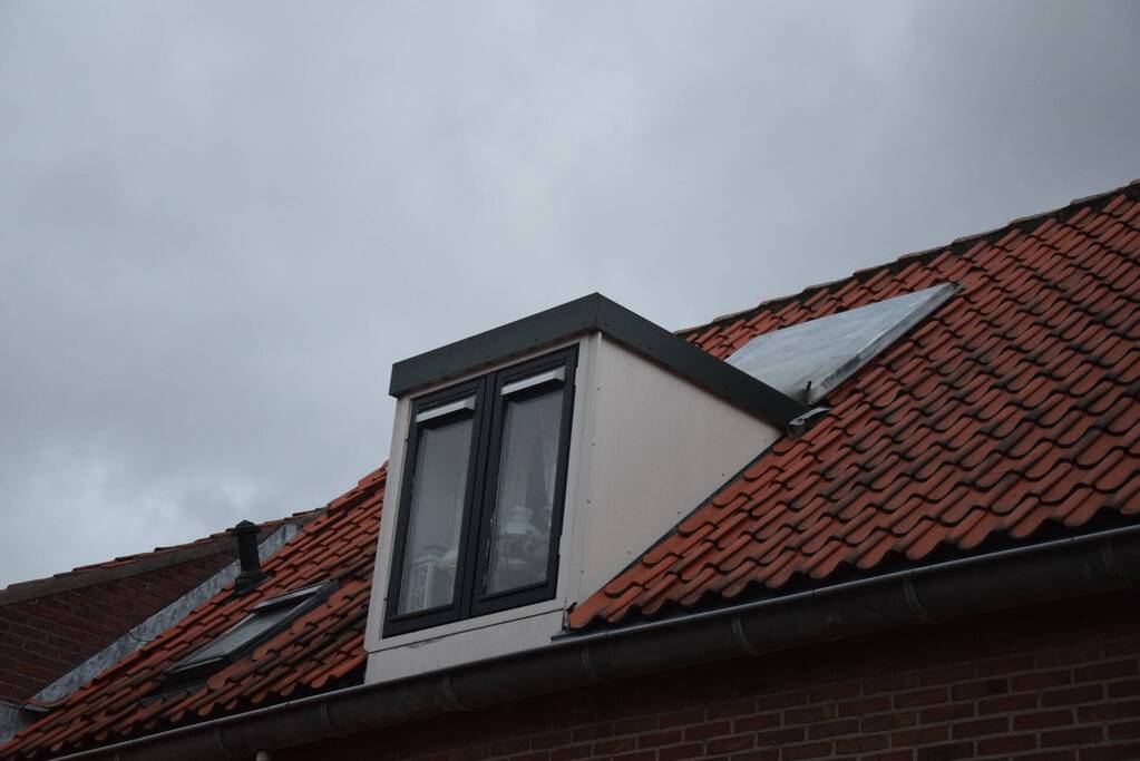 Dak waait van dakkapellen af