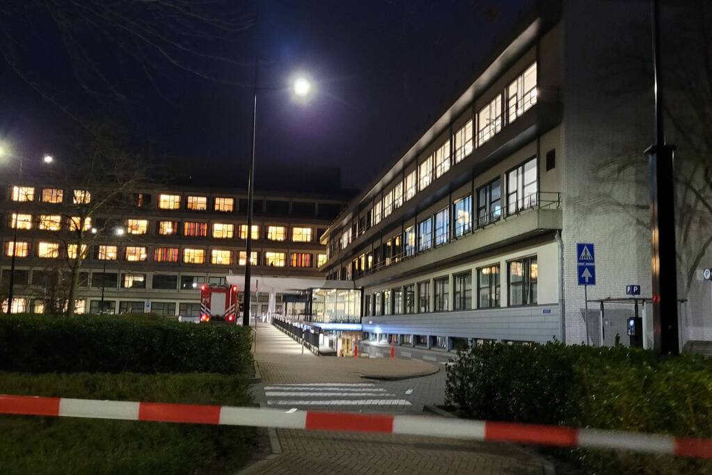 Isolatiemateriaal waait van ziekenhuis