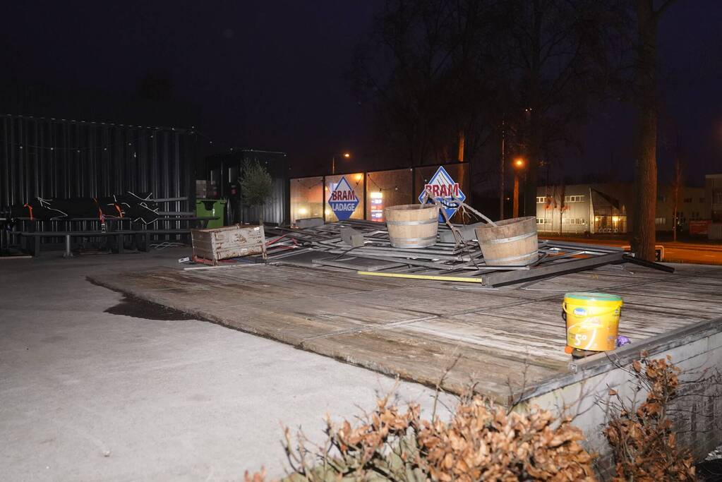 Overkapping patatzaak stort in door storm Eunice