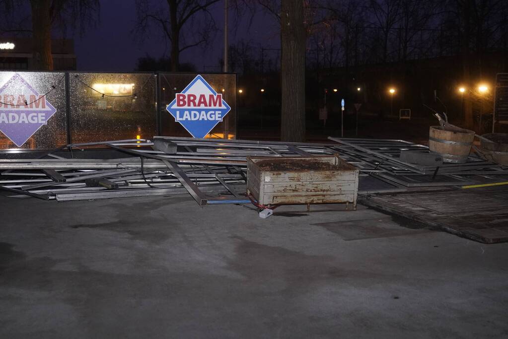 Overkapping patatzaak stort in door storm Eunice