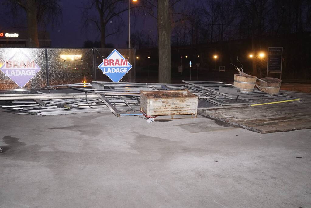 Overkapping patatzaak stort in door storm Eunice