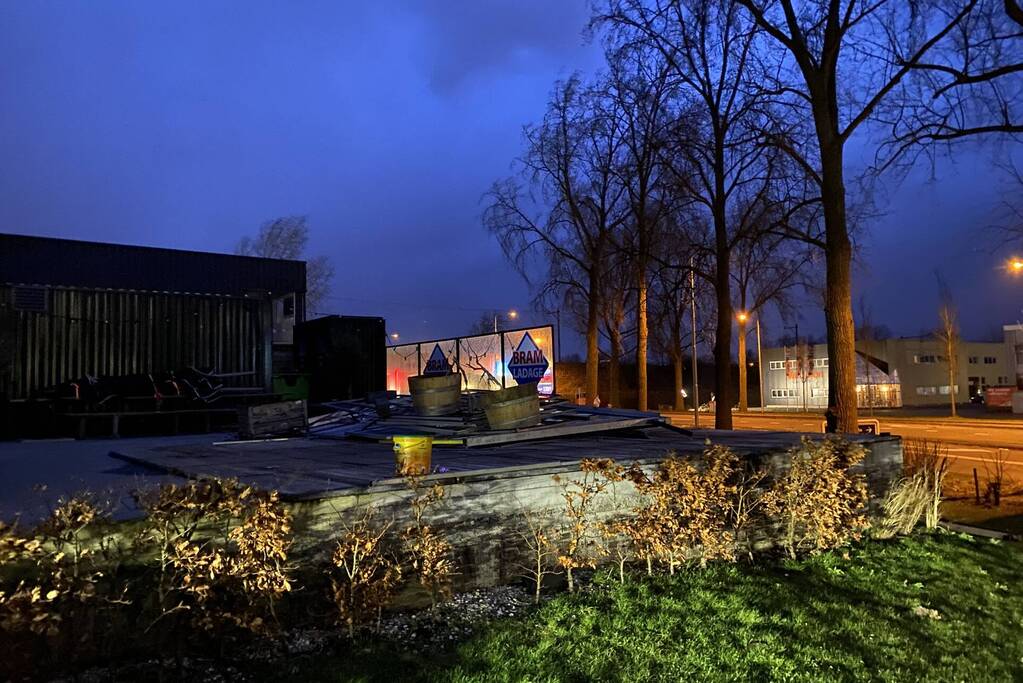 Overkapping patatzaak stort in door storm Eunice