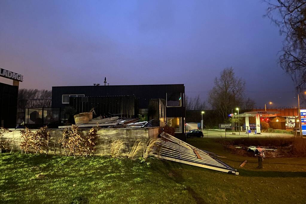 Overkapping patatzaak stort in door storm Eunice