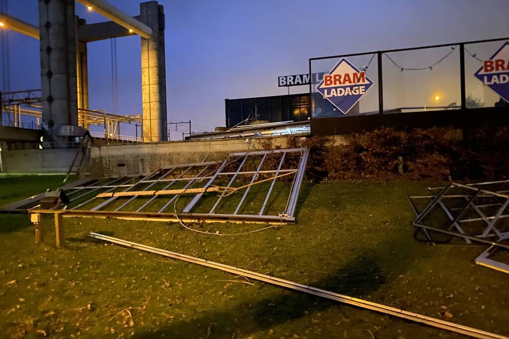 Overkapping patatzaak stort in door storm Eunice