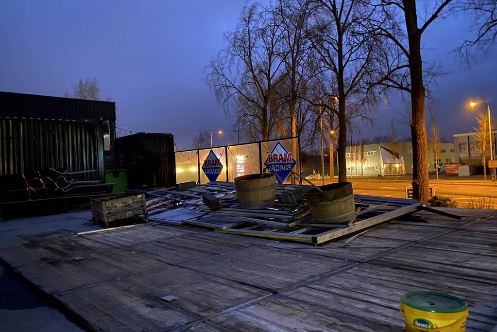 Overkapping patatzaak stort in door storm Eunice