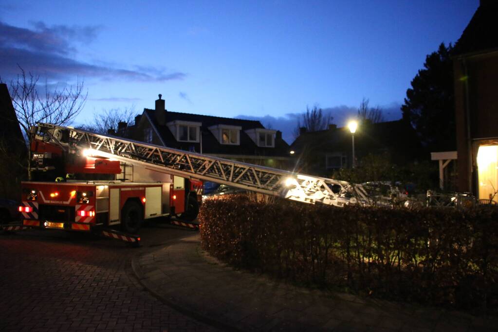 Brandweer blust schoorsteenbrand