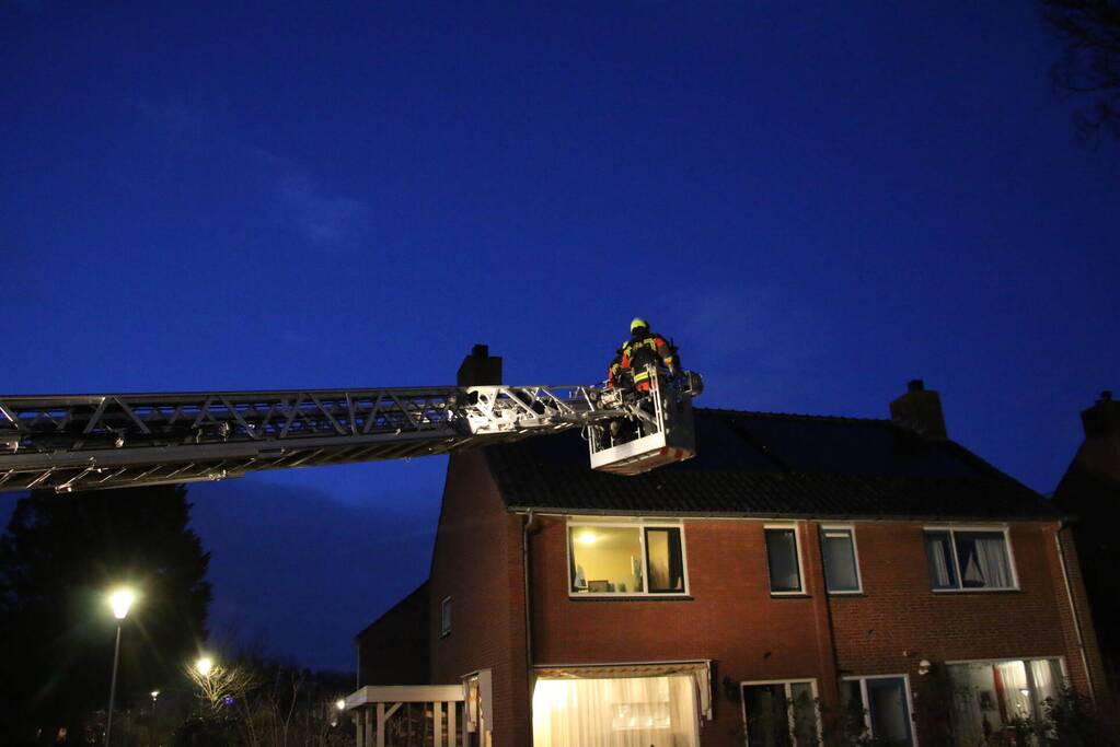 Brandweer blust schoorsteenbrand