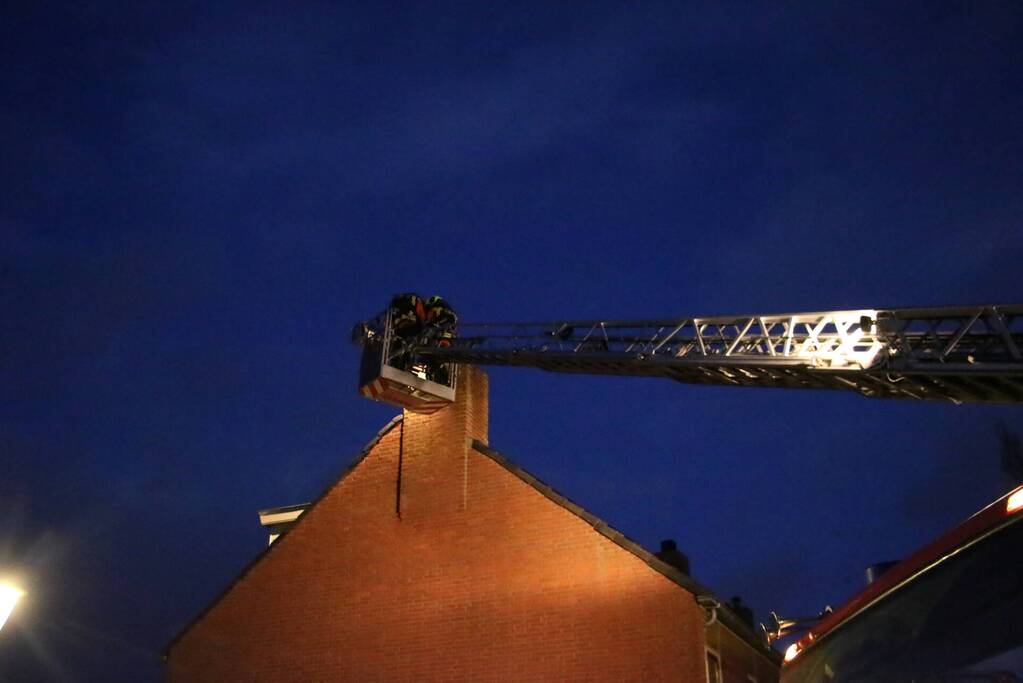Brandweer blust schoorsteenbrand
