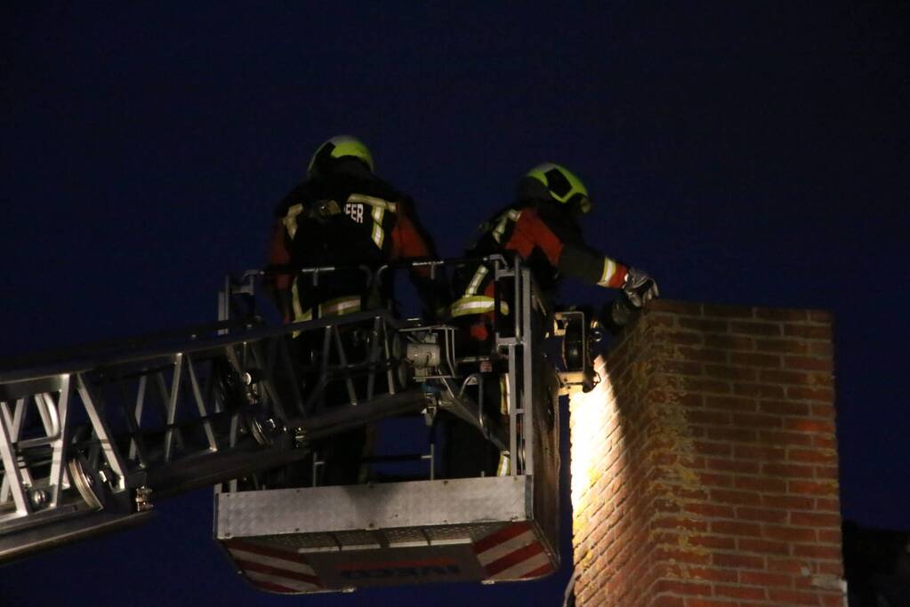 Brandweer blust schoorsteenbrand