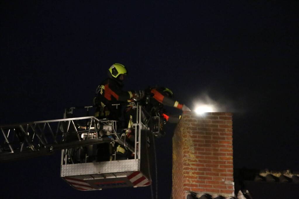 Brandweer blust schoorsteenbrand
