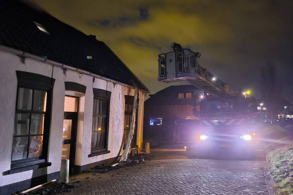 Brandweer verwijdert losliggende dakpannen