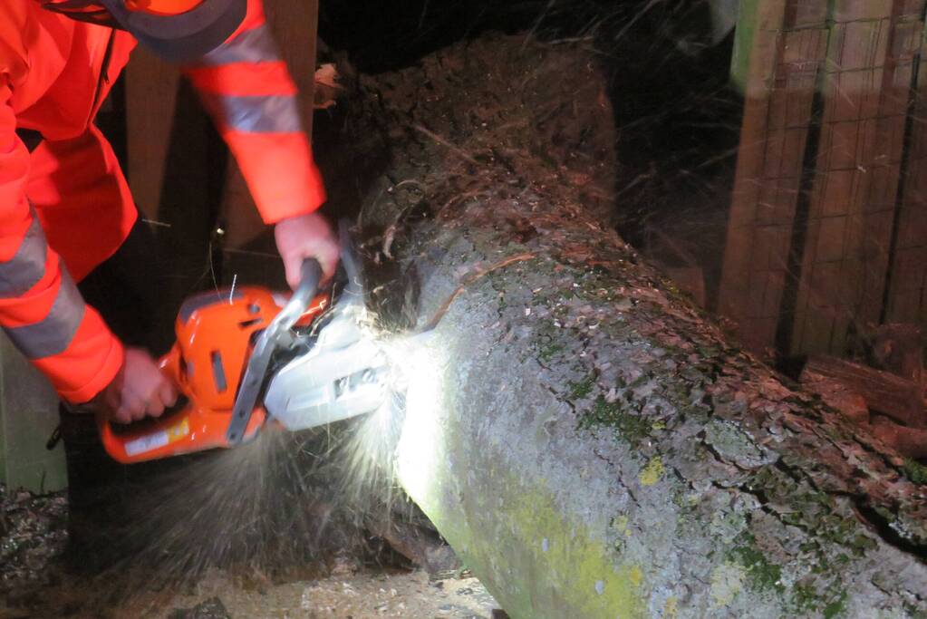 Brandweer gehinderd door omvallende boom