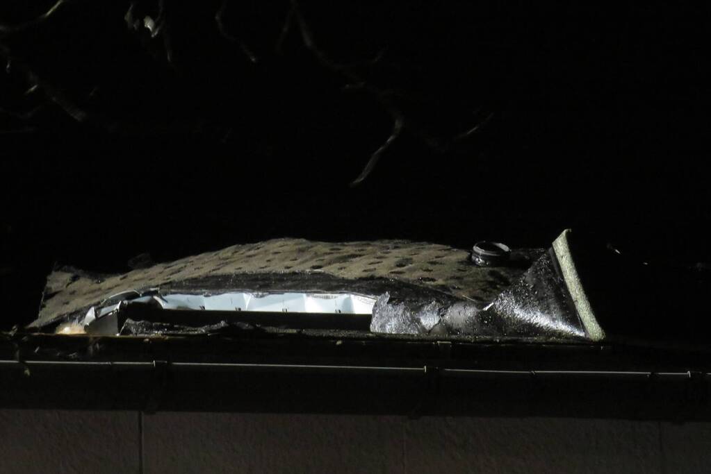 Brandweer gehinderd door omvallende boom