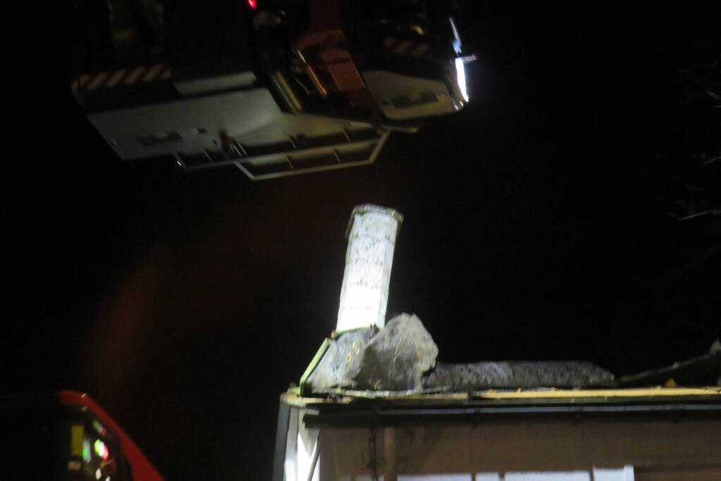 Brandweer gehinderd door omvallende boom