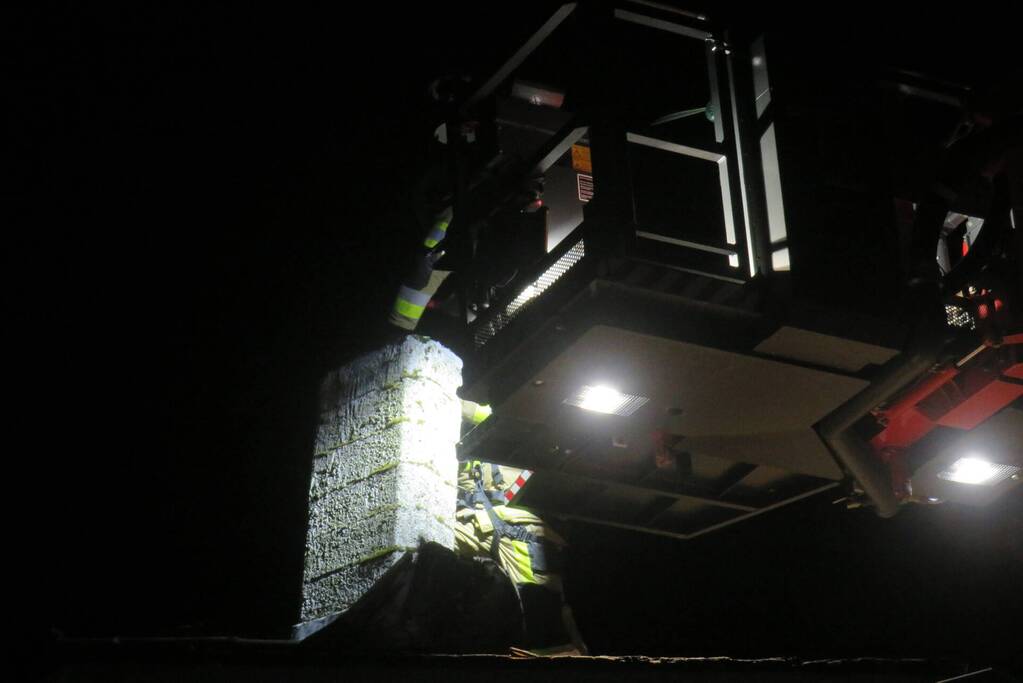 Brandweer gehinderd door omvallende boom