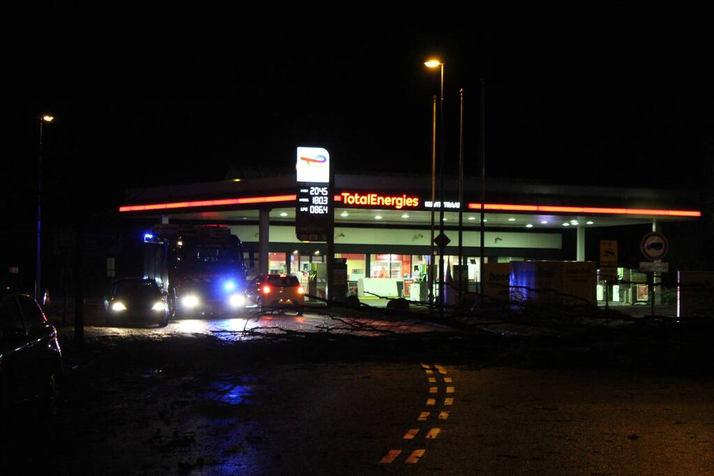 Boom valt om op terrein bij tankstation