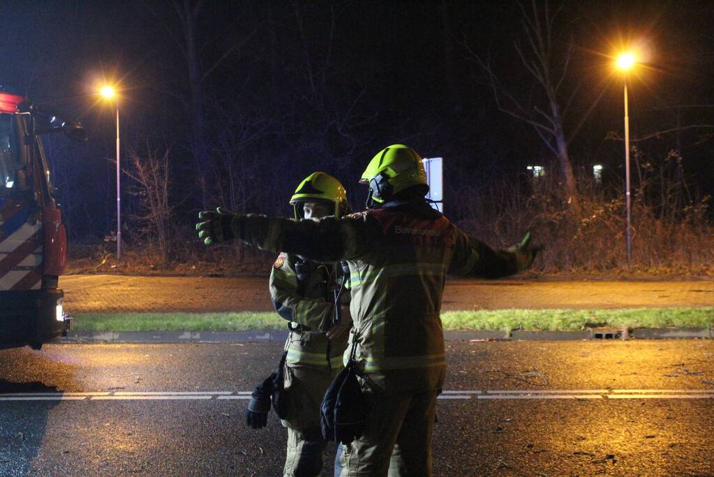 Boom valt om op terrein bij tankstation