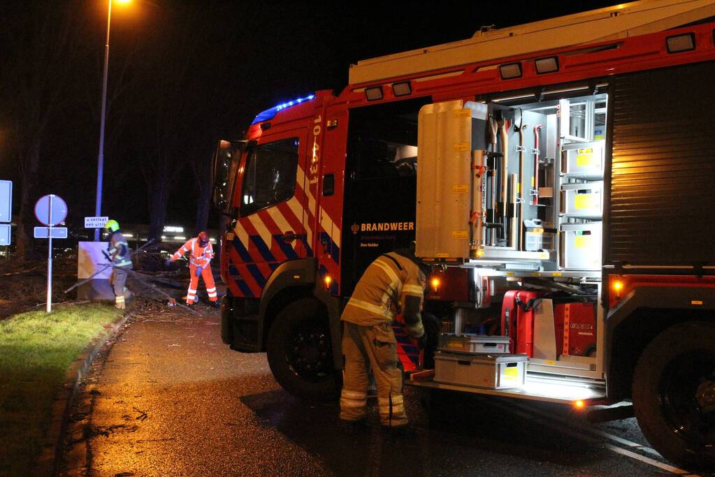 Boom valt om op terrein bij tankstation