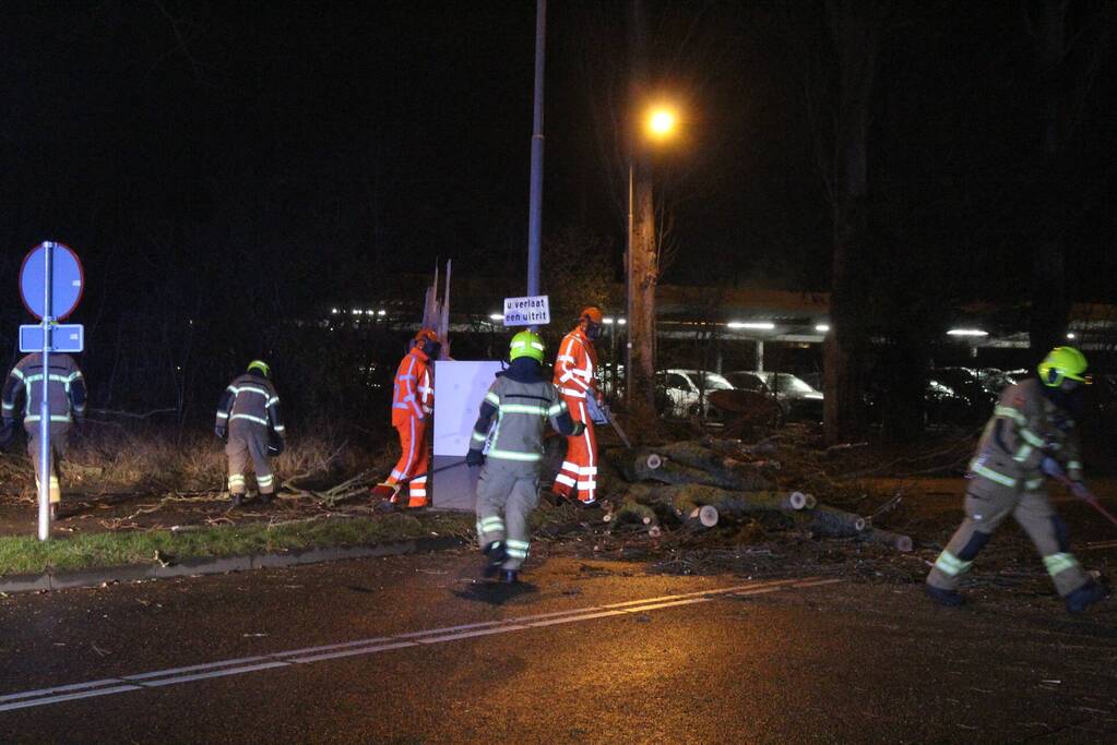 Boom valt om op terrein bij tankstation