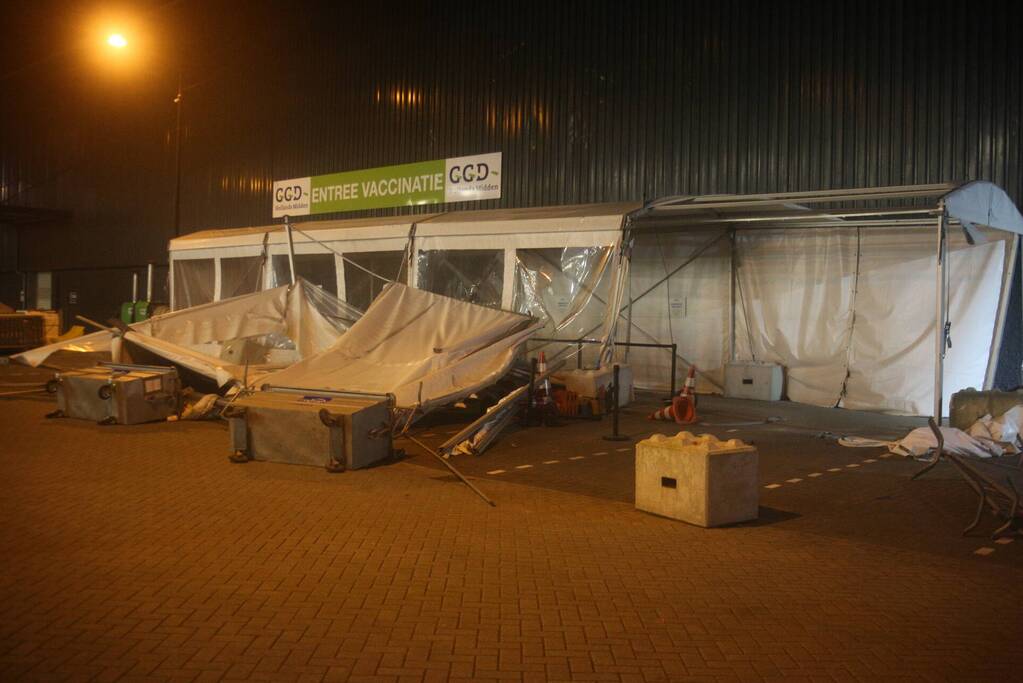 Vaccinatielocatie GGD omgewaaid