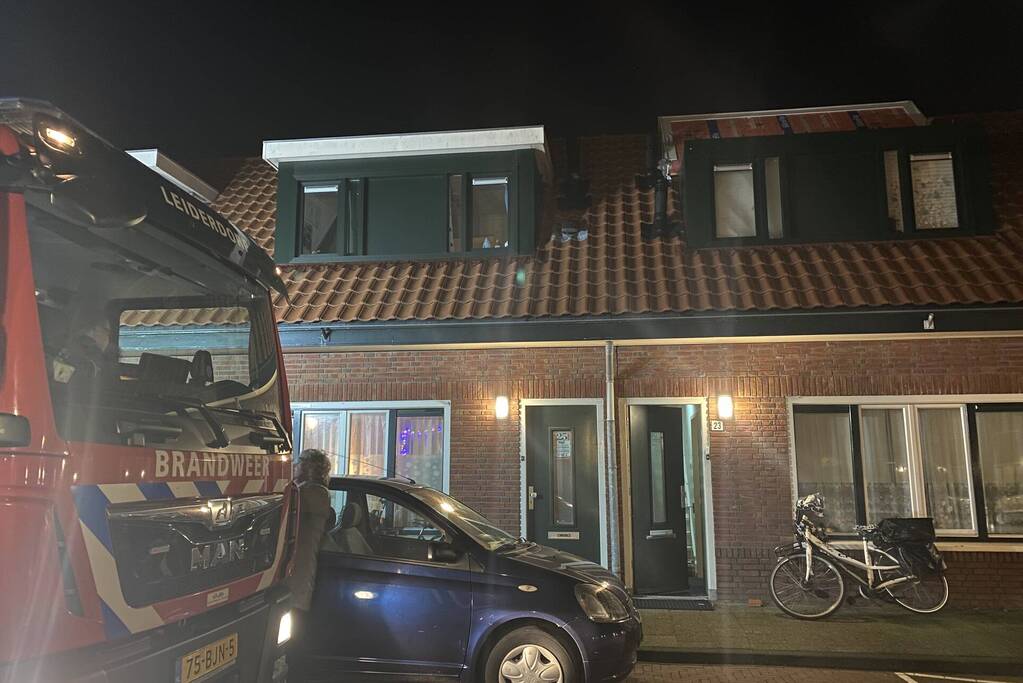 Dak van dakkapel komt los door storm Eunice