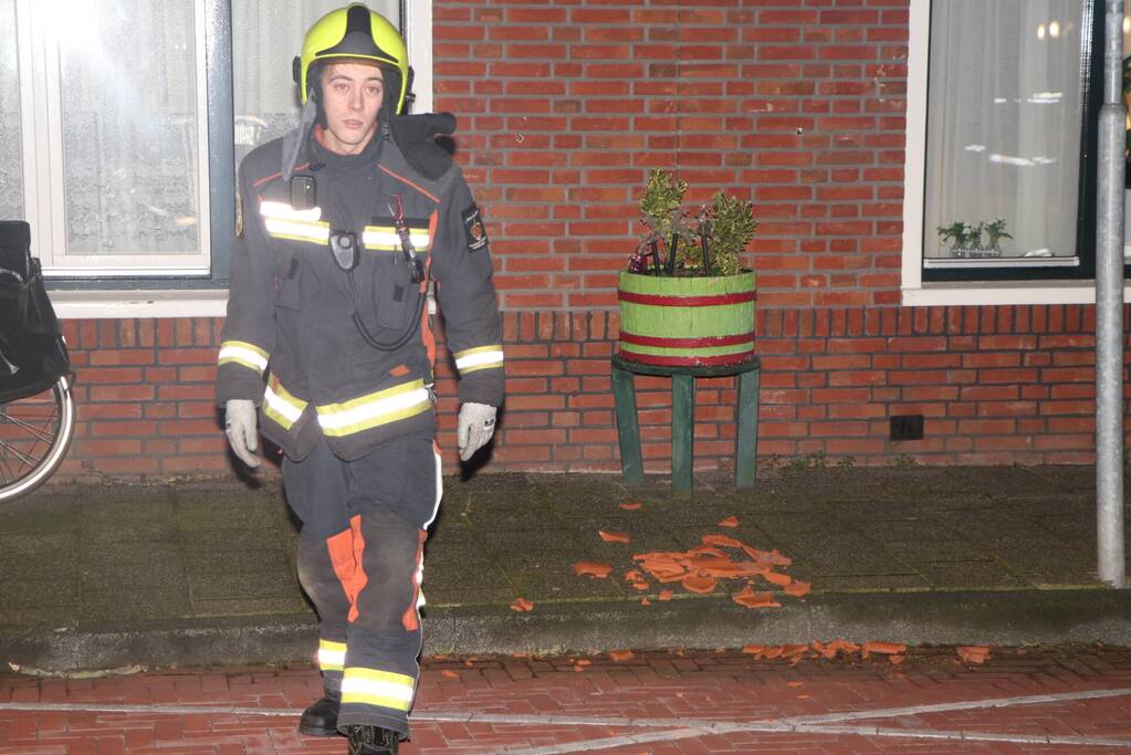 Dak van dakkapel komt los door storm Eunice