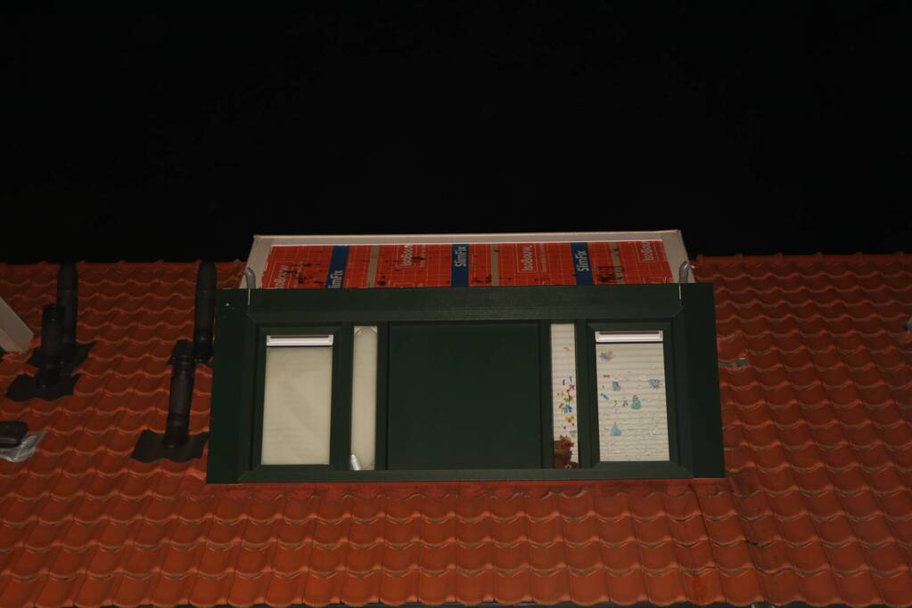 Dak van dakkapel komt los door storm Eunice