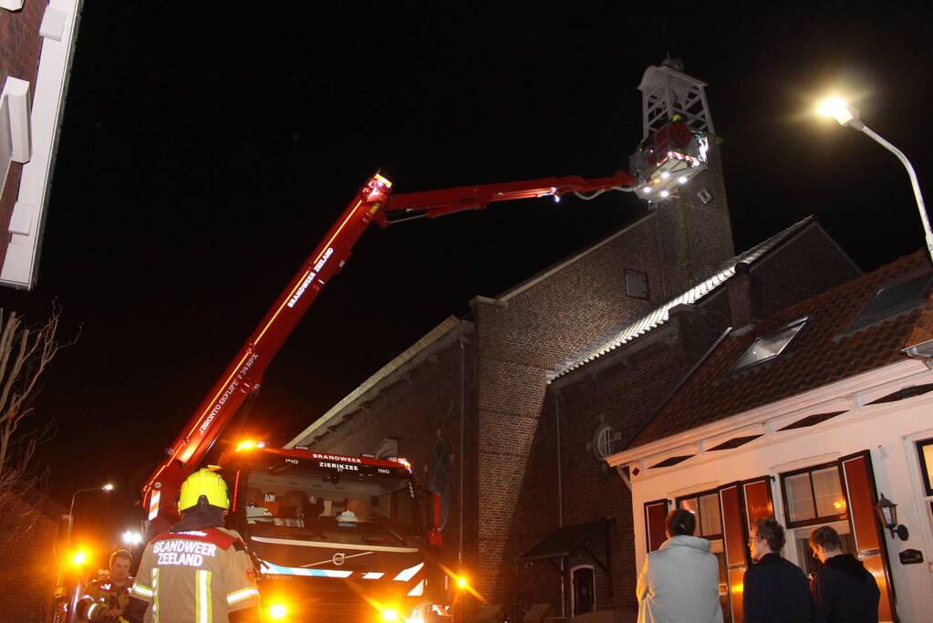 Dakbedekking van kerktoren laat los