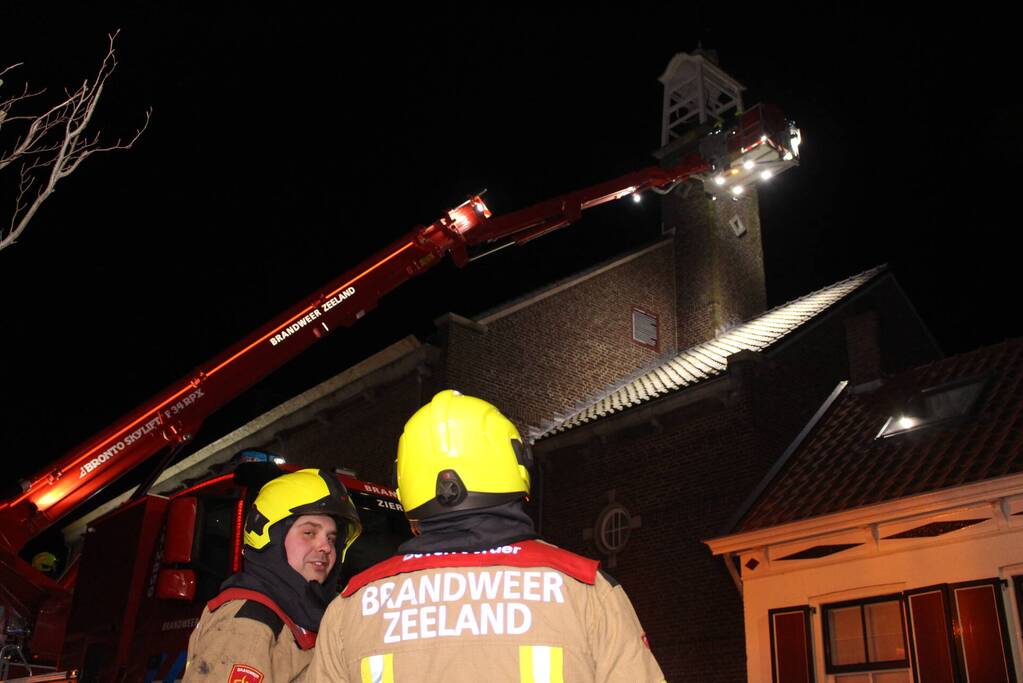 Dakbedekking van kerktoren laat los
