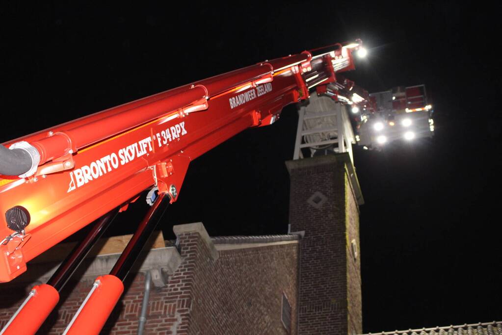 Dakbedekking van kerktoren laat los