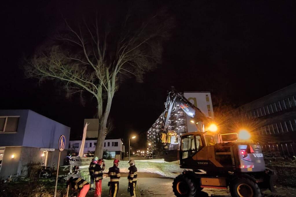 Grote boom omgewaaid in woonwijk