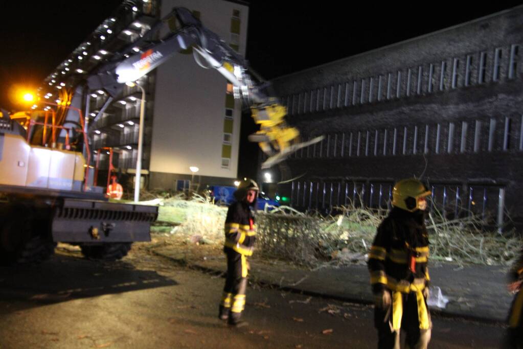 Grote boom omgewaaid in woonwijk
