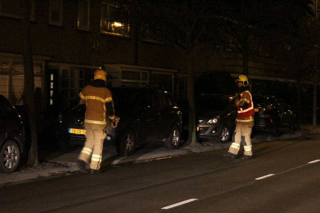 Brandweer zet straat af na loswaaien van van dakpannen