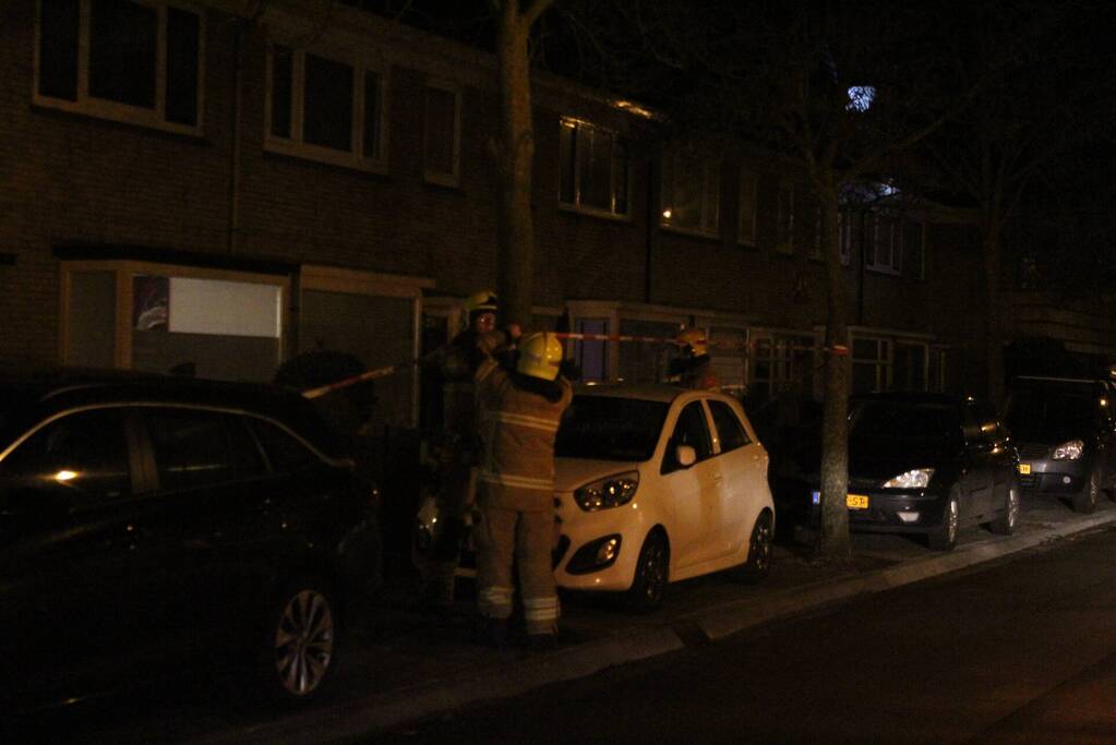 Brandweer zet straat af na loswaaien van van dakpannen