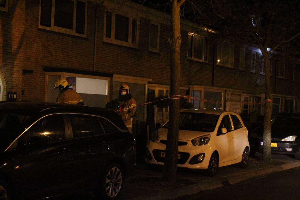 Brandweer zet straat af na loswaaien van van dakpannen