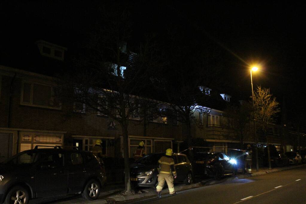 Brandweer zet straat af na loswaaien van van dakpannen