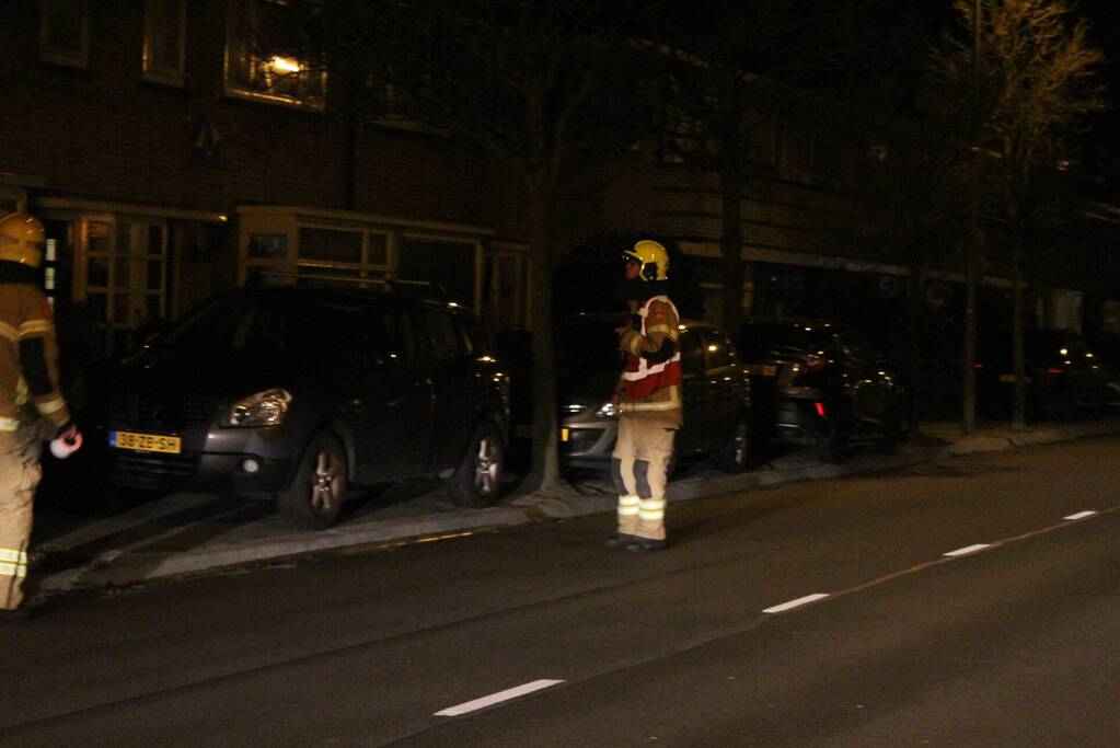 Brandweer zet straat af na loswaaien van van dakpannen